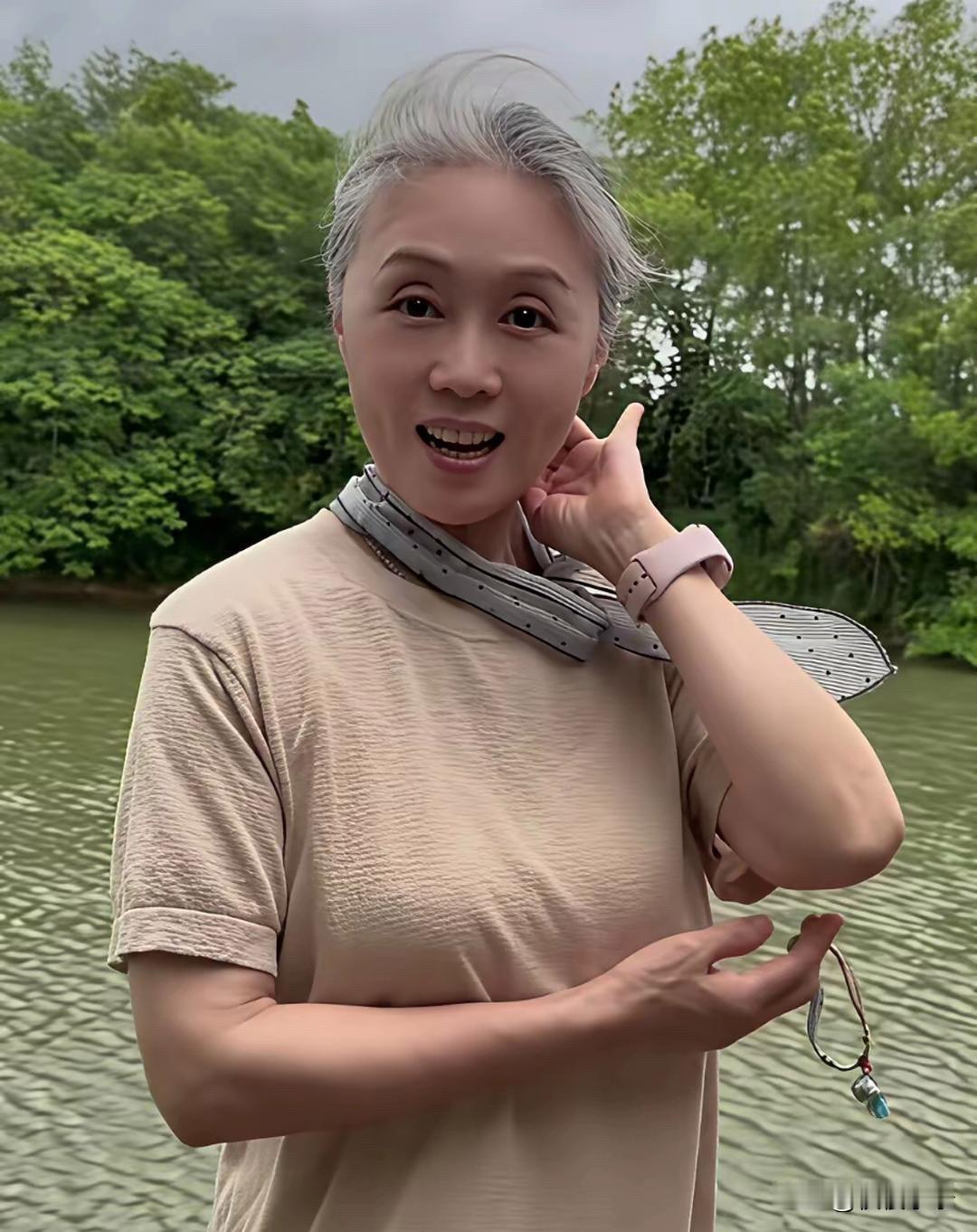 黄梅戏名家吴琼，她素着颜，一头白发，看着松弛又从容！[福][玫瑰]