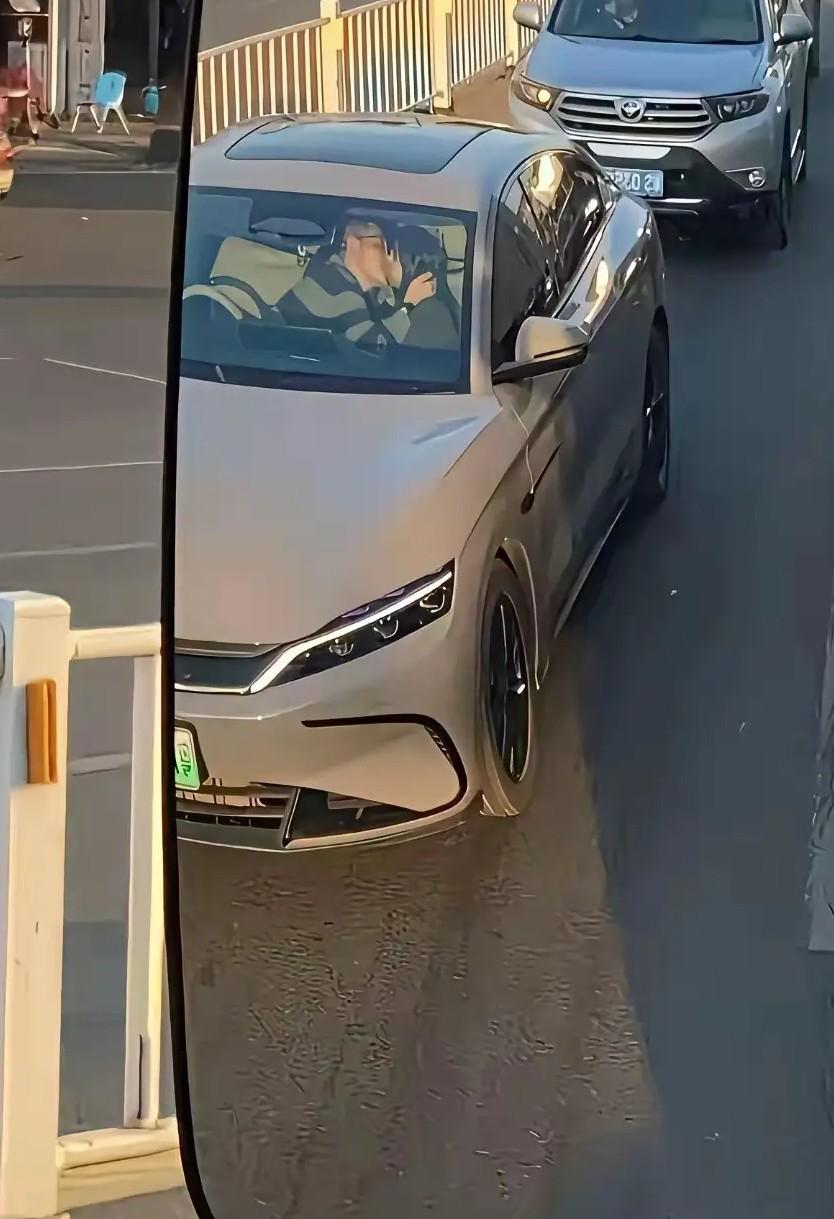 看图:十字路口下，这男女真是干柴烈火、惜时如金，等红绿灯的间隙都不放过。