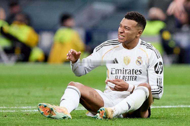 阿斯：皇马在缺少姆巴佩的情况下，比赛状态和态度上都有所提升在皇马主场1-2负于曼