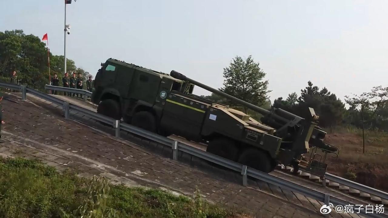 越南军事技术学院的PTH-130 自行火炮原型车测试新画面，画面中该火炮系统正在