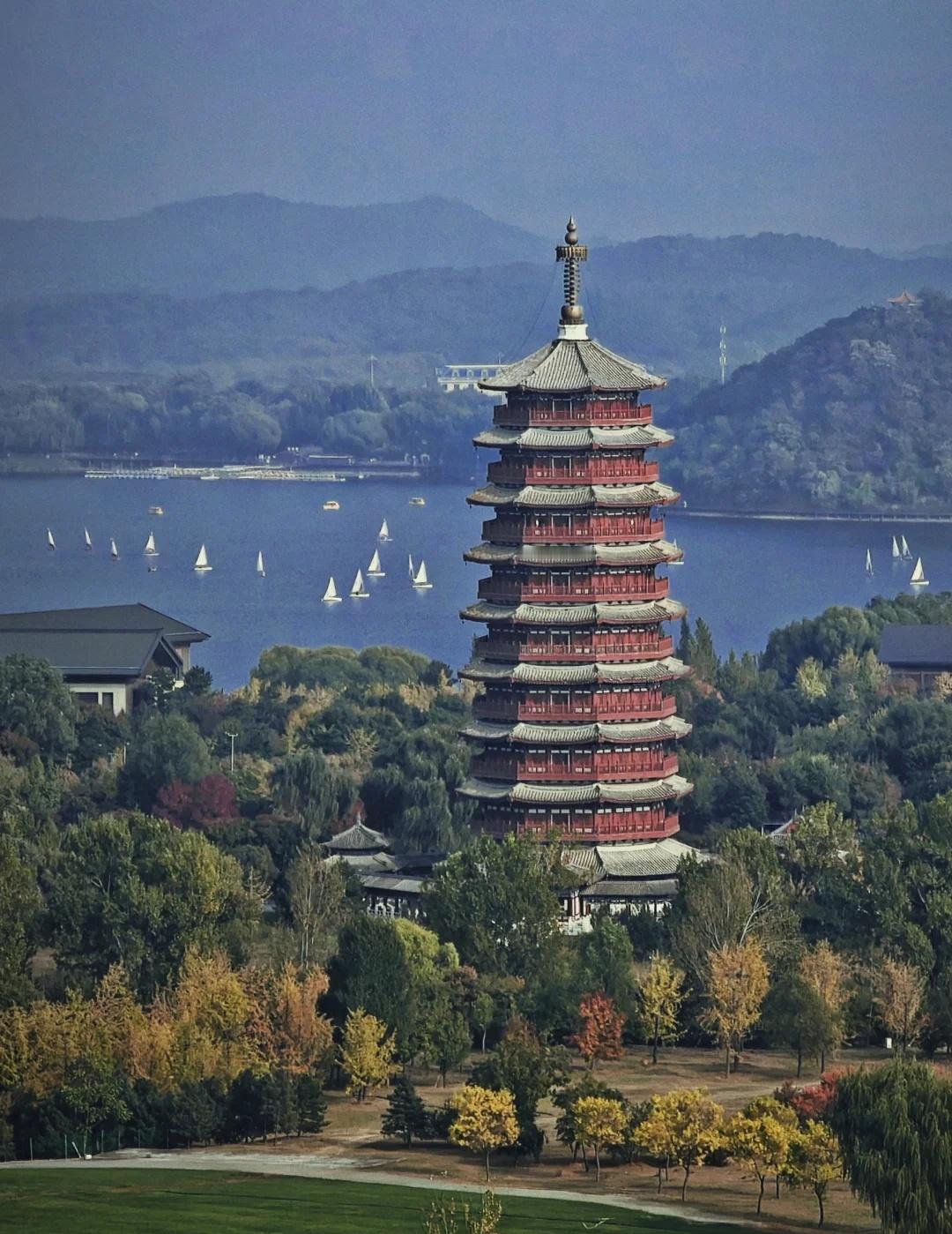 10.28雁栖湖（蛋塔组合😂
【位置】北京怀柔。
【景色】远眺雁栖湖、雁栖塔、