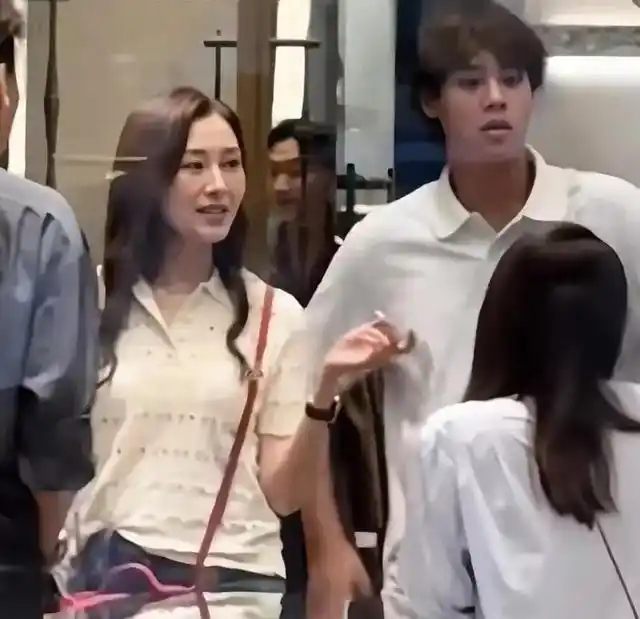 李嘉欣15岁儿子近照曝光，身高一米九胖了不少，这憨厚模样实在太出人意料。 ​​​