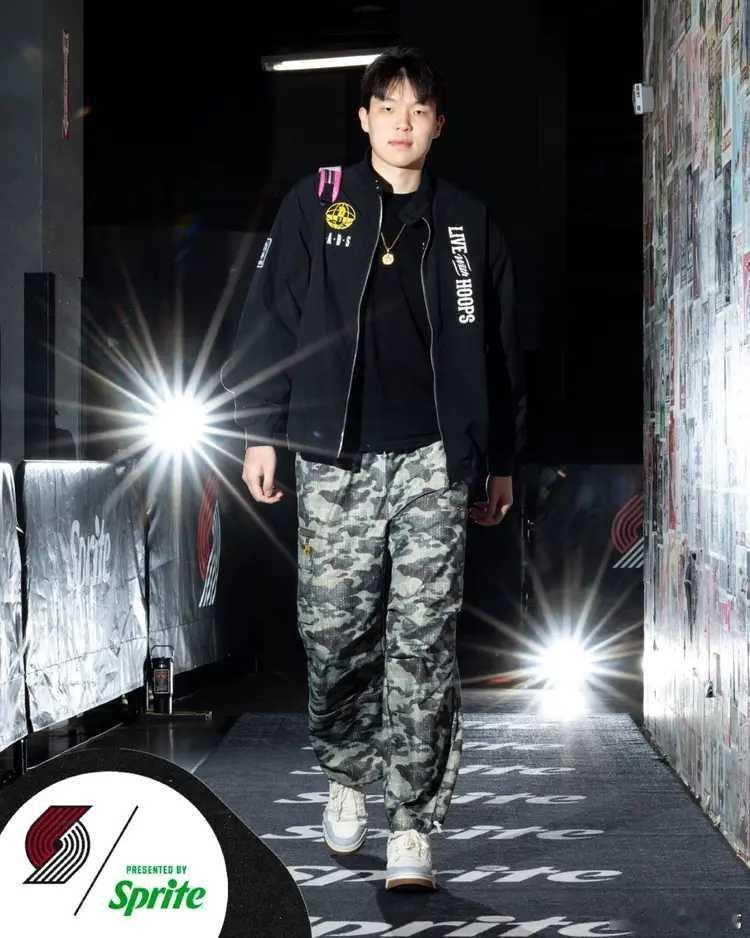 北京时间1月24日，NBA常规赛继续进行，波特兰开拓者队（23胜23负）的连胜被