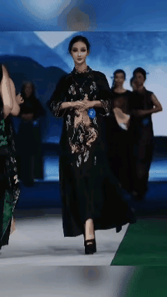 这位选美冠军赵灵儿，脸上像刷了层浆糊！被网友扒出来说像“梅超风”！她的来历不一般