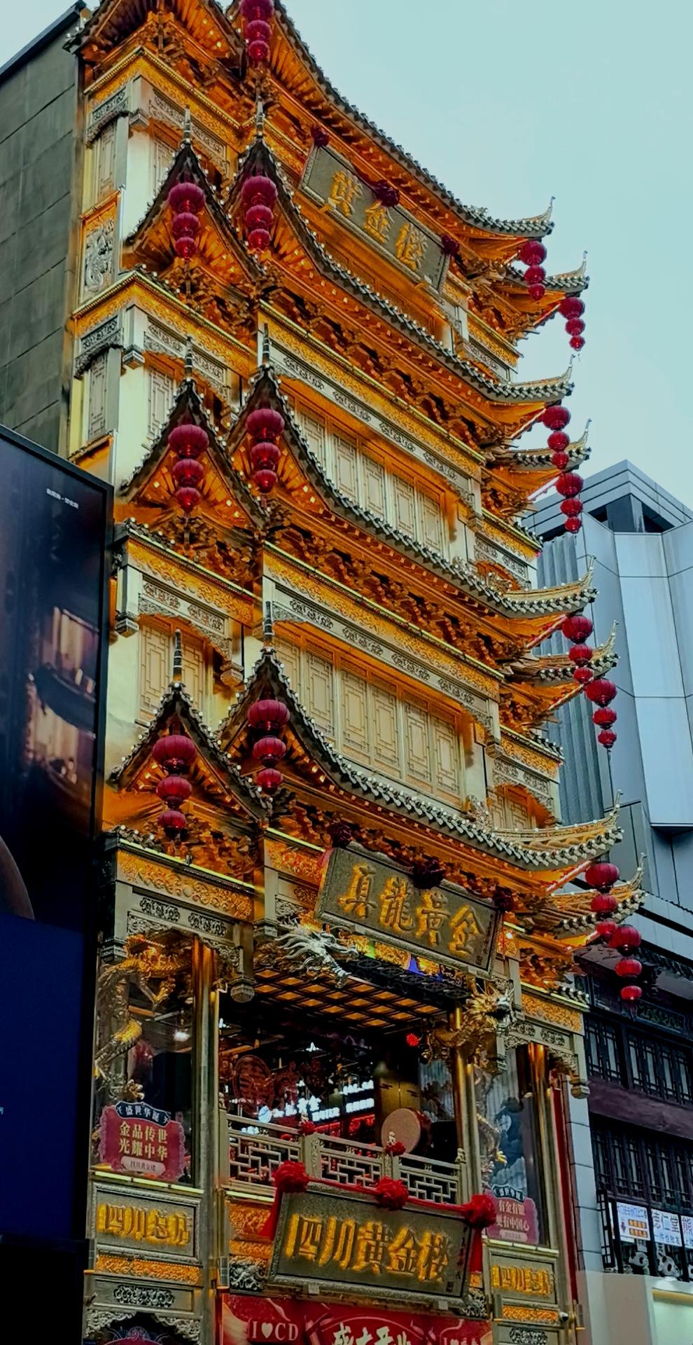 春熙路早已不在是指某一条街道，而是一个以春熙路为核心，辐射周围太古里、大慈寺、盐
