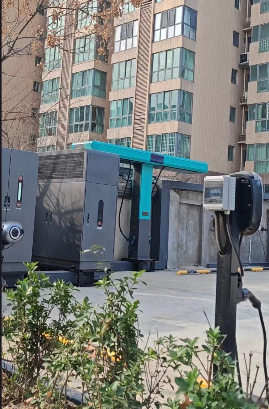 路边的闪充站开始多起来了，不仅仅是比亚迪的店里有了。这个储能罐就像家里的净水器，