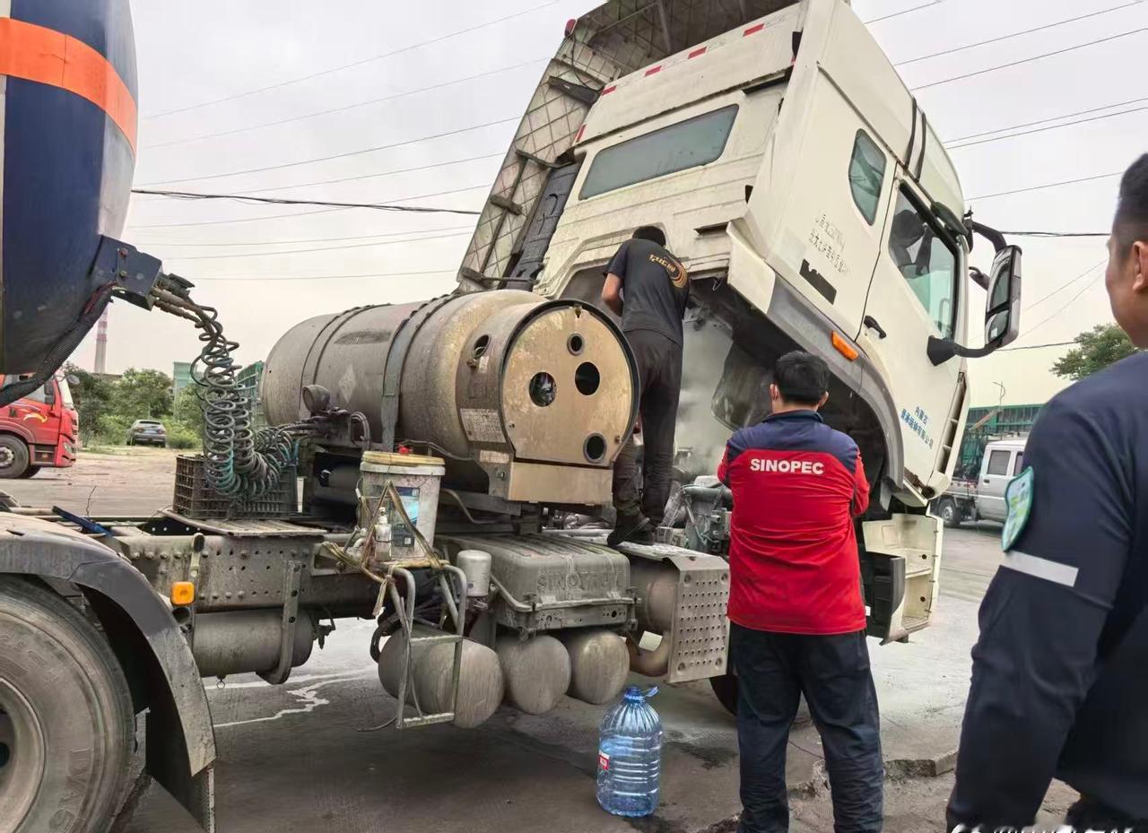 【三分钟火速救援！加油员紧急扑救着火大货车】6月5日17时31分，宁夏石嘴山石油