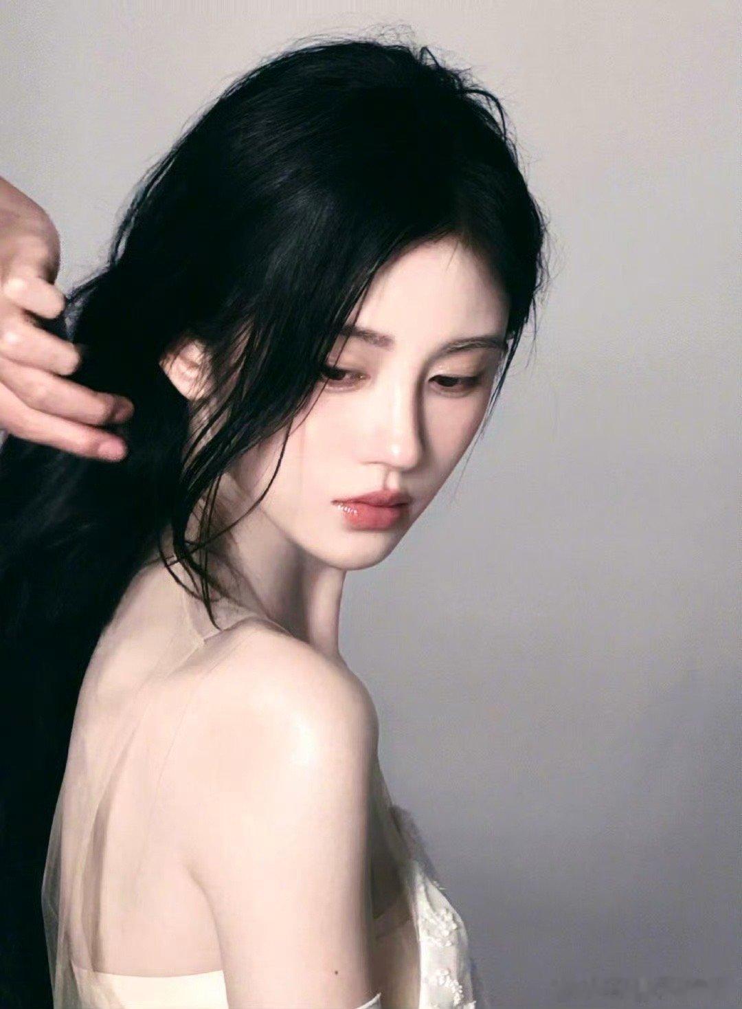 鞠婧祎不语只是一味圈粉 她和孙一宁，你们更喜欢谁？ 