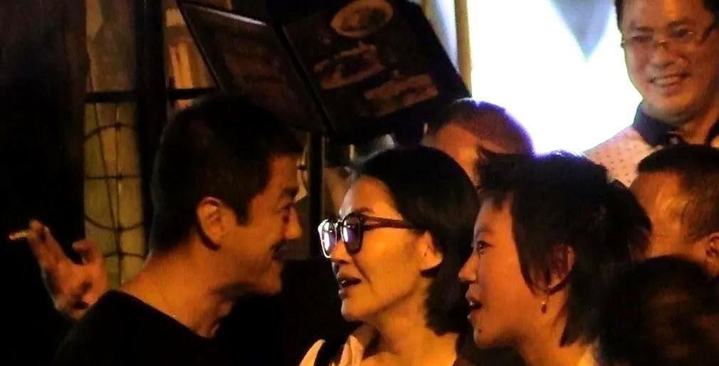 她叫了他十四年“李老师”，直到昨天音乐节上，才发现这个称呼比“爸爸”更重。
窦靖