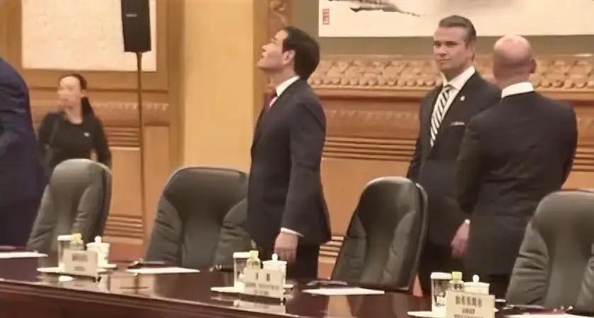 第一次就被震惊了！这是媒体拍到的一幕，美国国务卿鲁比奥仰望着头注视和欣赏着中国人