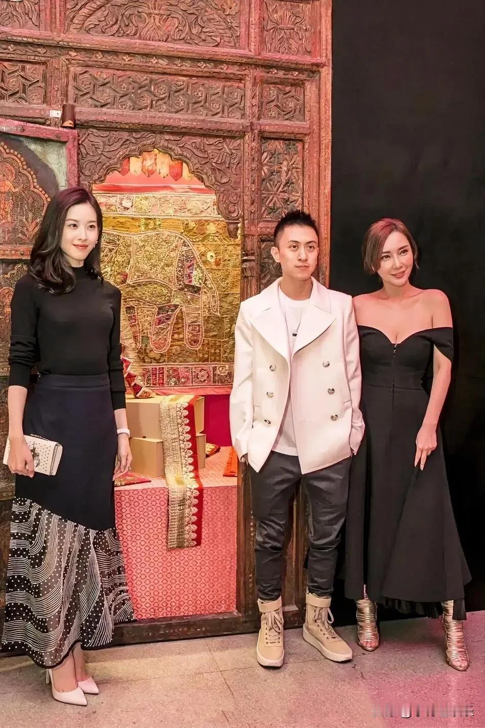 章泽天不是演员，也不是明星，可她气质真的很出众。。