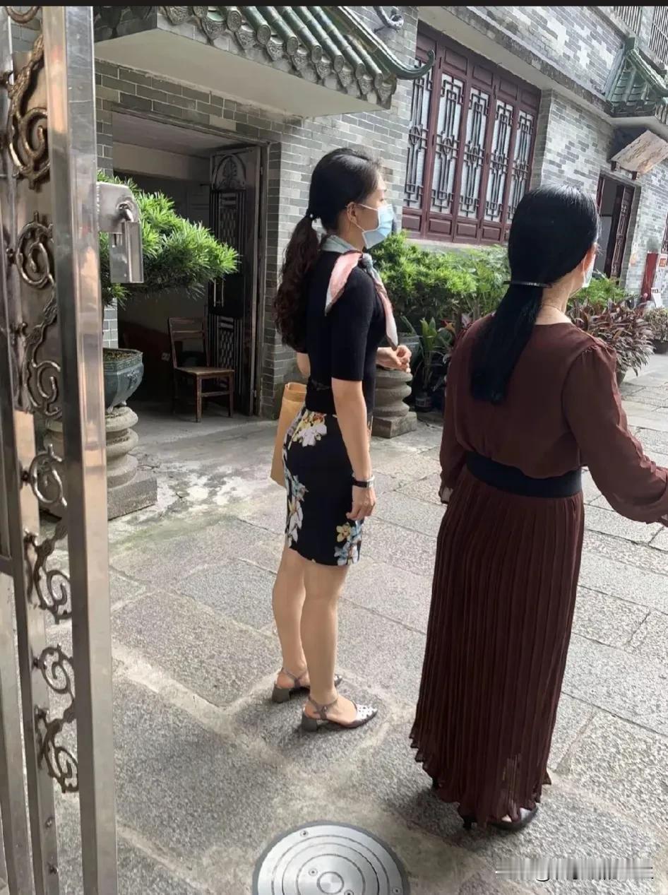 哥们说他姐姐和他妈在家，我这……到底谁是姐姐，谁是阿姨啊？[笑哭]