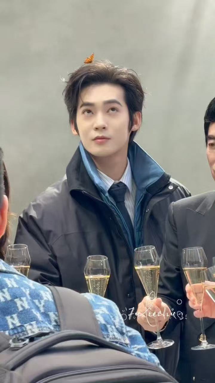 有蝴蝶落在于适头发上 ​​​美妙的巧合～这一幕太绝了！ ​​​
