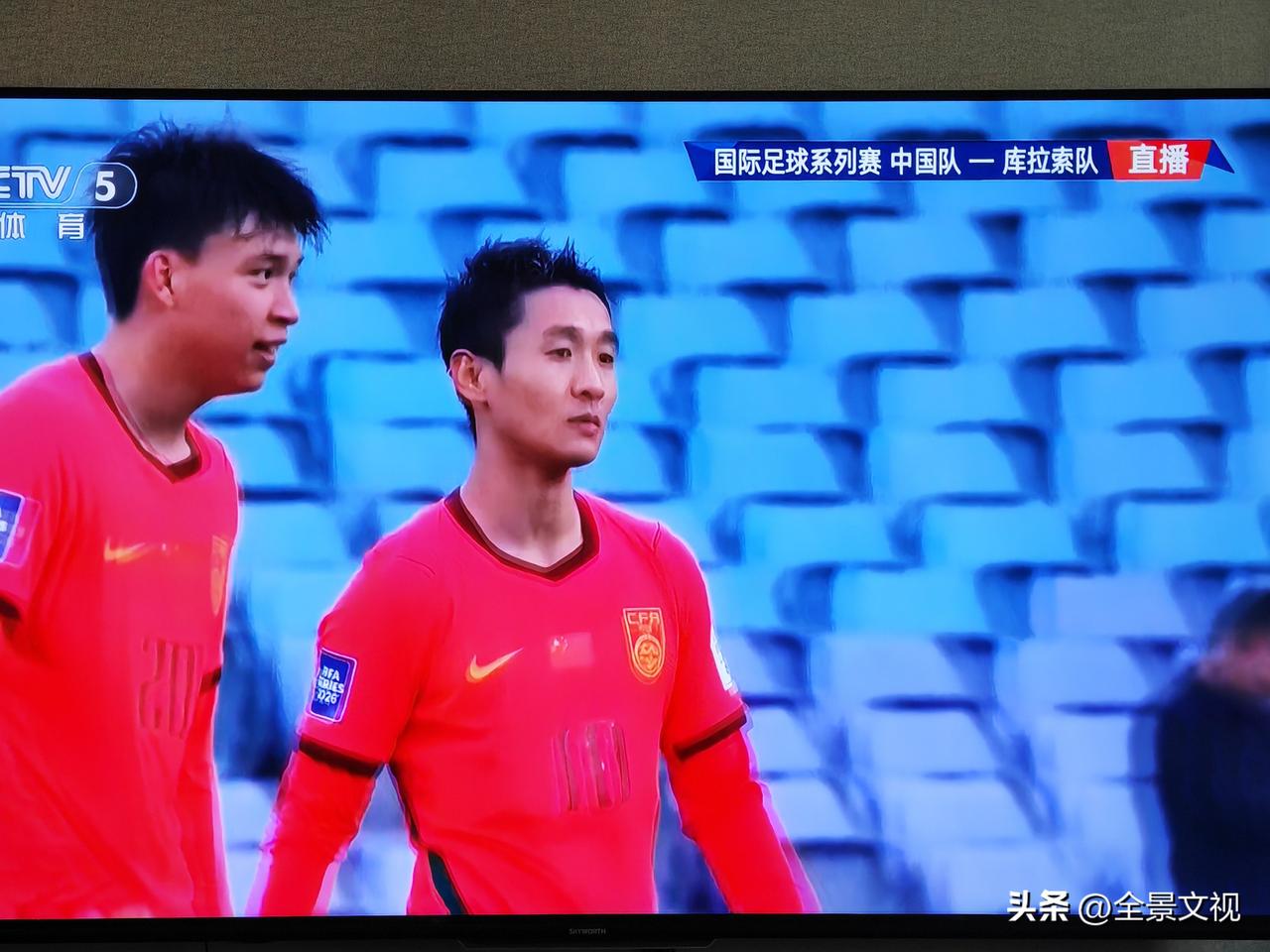 中国2：0领先。CCTV5正在直播国际足联系列赛，中国国家男子足球队与库拉索国家