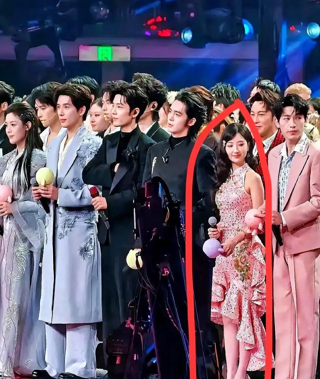 163cm的毛晓彤，戏路被身高卡死！
 
她演技在线，古装扮相甜美，却在多部大制