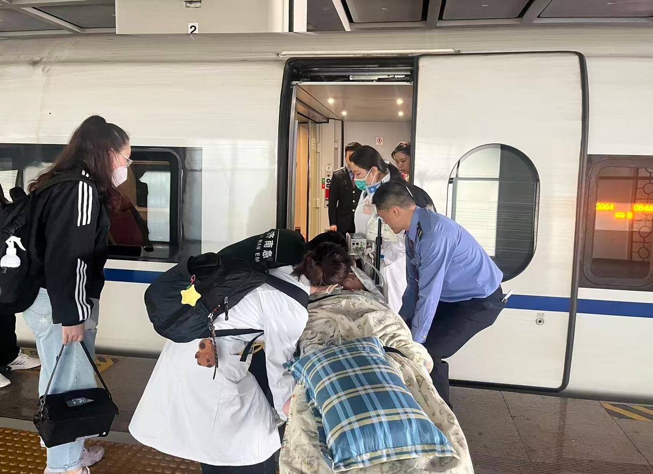 近日，@海峡情-厦门火车站 厦门北站接到12306工单，一名旅客因做完手术行动不