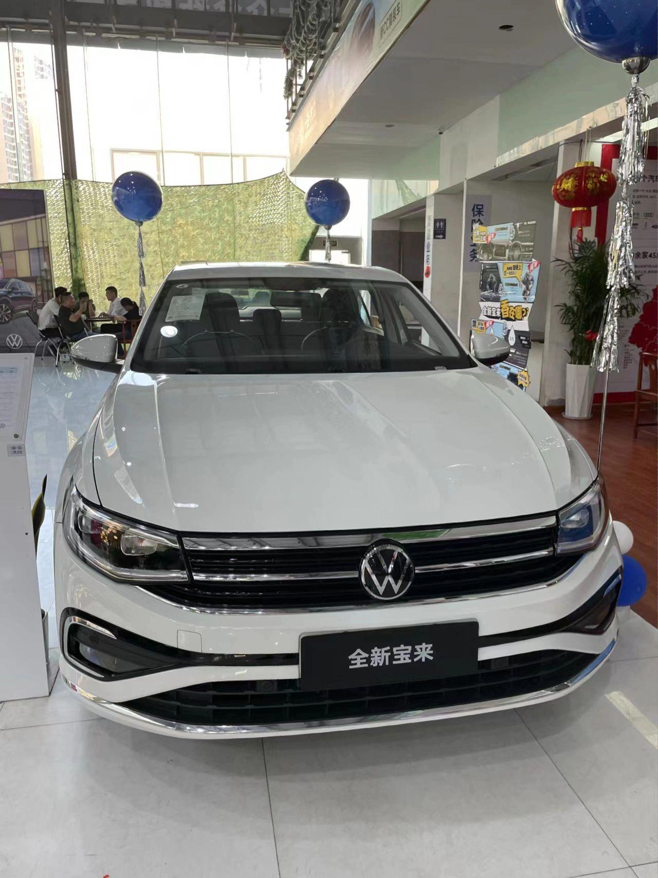 一分钟告诉你月入几个w能买得起宝来！
大众宝来作为一汽大众家轿中的当家花旦，深受