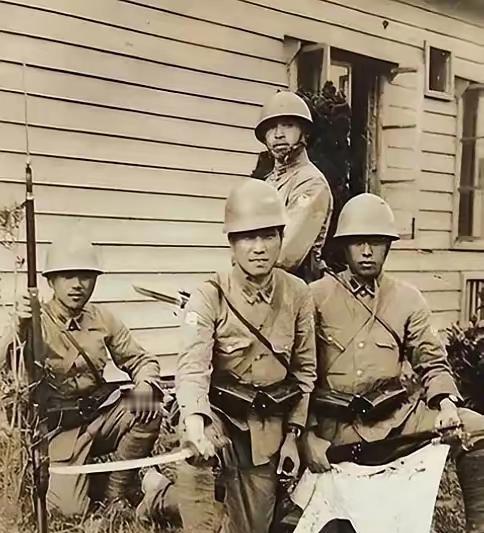 1943 年，一铜匠被鬼子抓去搬弹药。鸡贼的铜匠每次趁鬼子不注意，扛着弹药箱偷摸