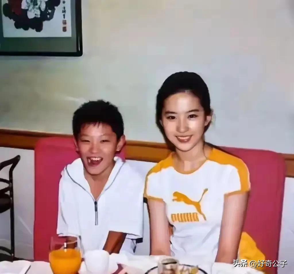 当年与刘亦菲就餐合影的小男孩是谁？
看他的表情，就知道和刘亦菲合影是有多开心。