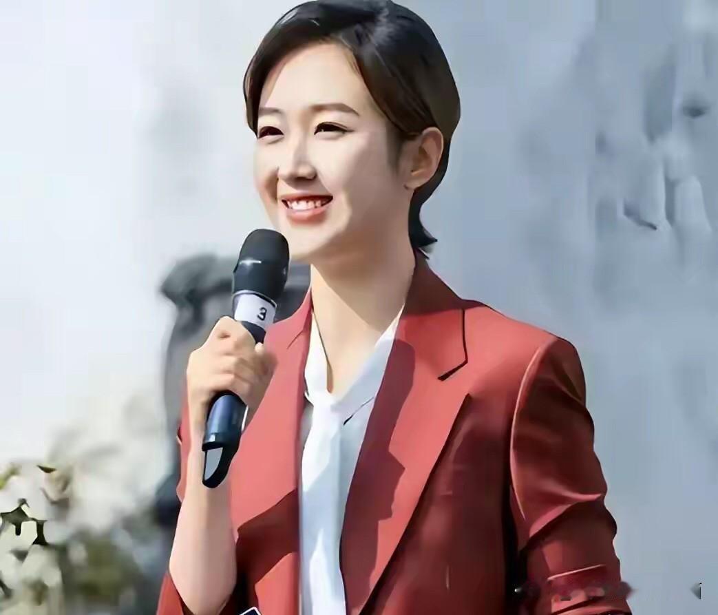 央视比龙洋、刘心悦漂亮的一个女主持人出现了，她的发型很美，标准的鹅蛋脸，手拿着话