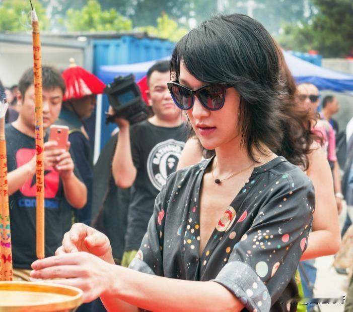 好超前！原来当年《如懿传》开机的时候还有这么一出，就是剧组找了个人扮演太监读圣旨