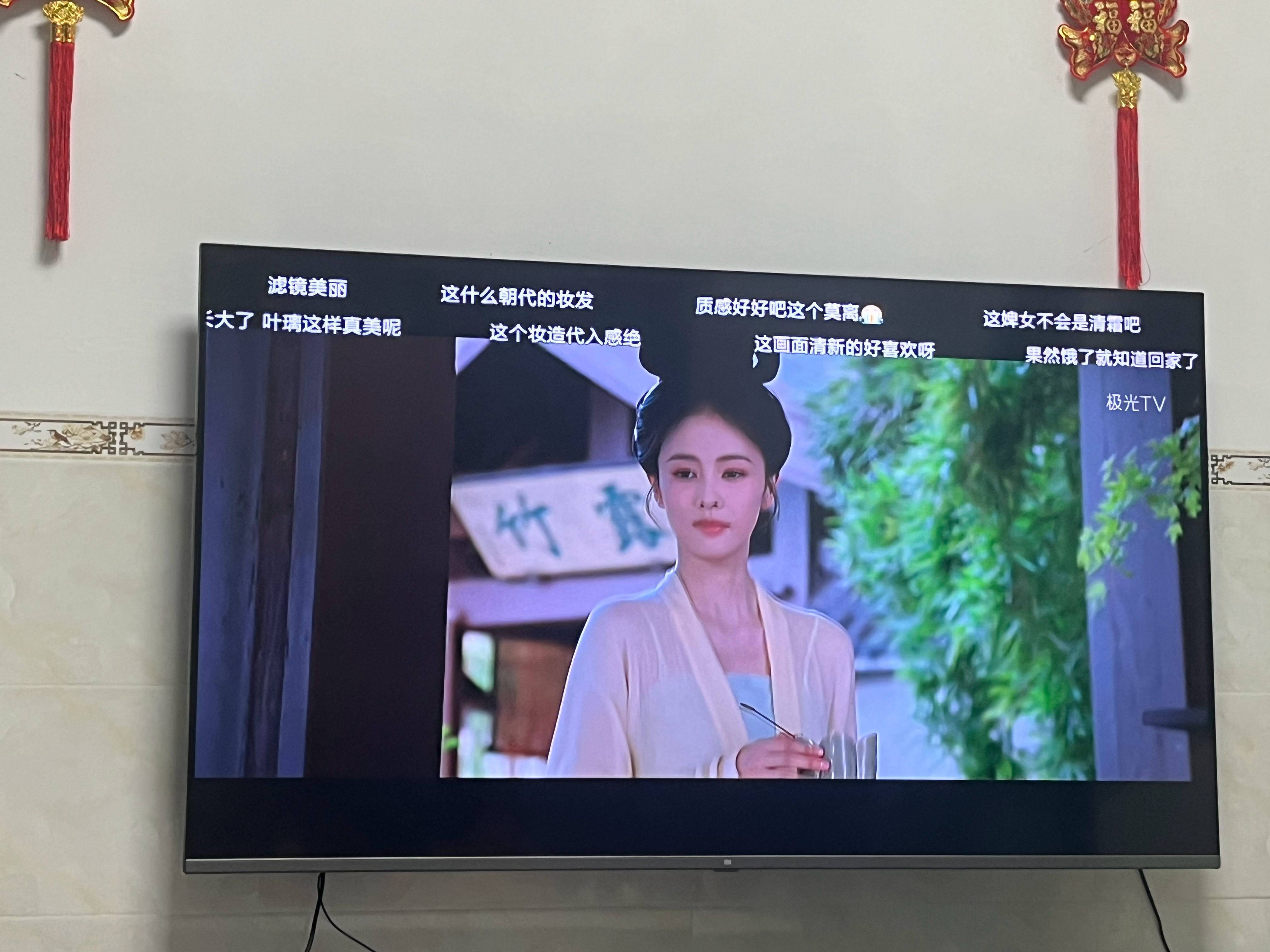 电视 平板 手机我妈：三个一起放你有几双眼睛看我：不用看让它自己播就行