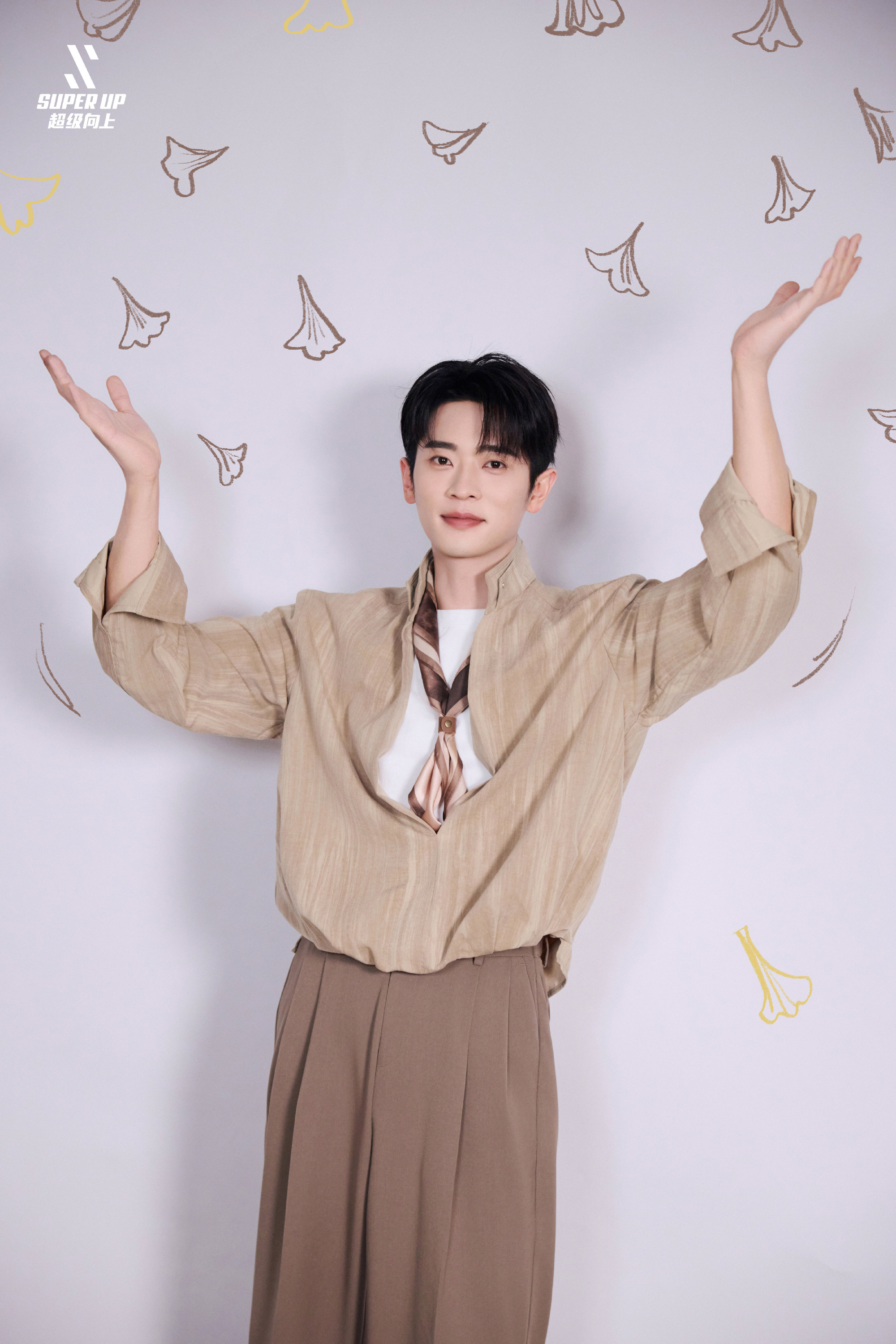 芜湖！谁给丞磊下了萌汉药？！今天这组新鲜出炉的大片，完全是绝世萌物来着，丞磊凭借