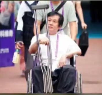 郑智化在深圳机场遇障风波后为何引发广泛争议？这背后隐藏着怎样的社会现实？

郑智