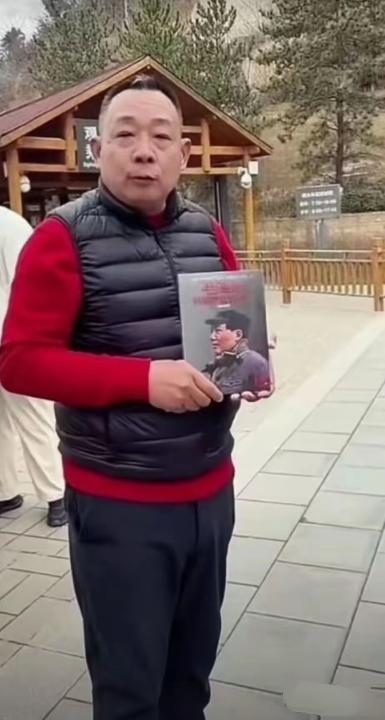 东来哥也研究毛主席，有时候他不说不代表他不信仰，毛主席在老一辈人心中的地位很高的