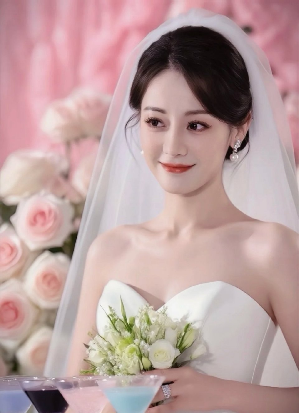 洁白的婚纱 手捧着鲜花  迪丽热巴  美丽的像童话 ​​​