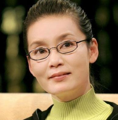 1979年，刚结婚1年的潘虹，出轨了导演杨延晋。杨延晋的妻子洪融可不是省油的灯，