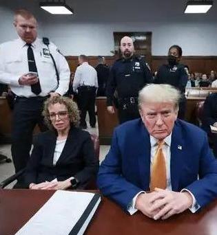 无独有偶，美国和以色列的两个战争狂人都有被法院指控的经历。在2020年初，以色列