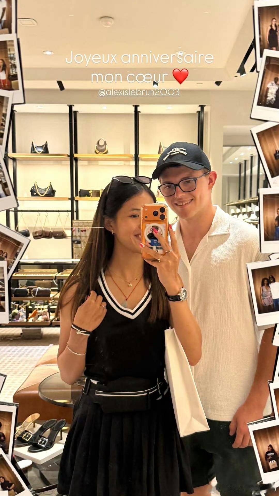 8月27日Melody祝男友Alexis生日快乐，并晒出两人在一起的恩爱照片。看
