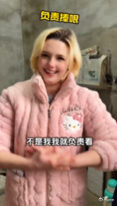 当老外在中国过年 公园里有个老外跟着大爷大妈学扭秧歌，还努力用方言喊着节奏，“咚