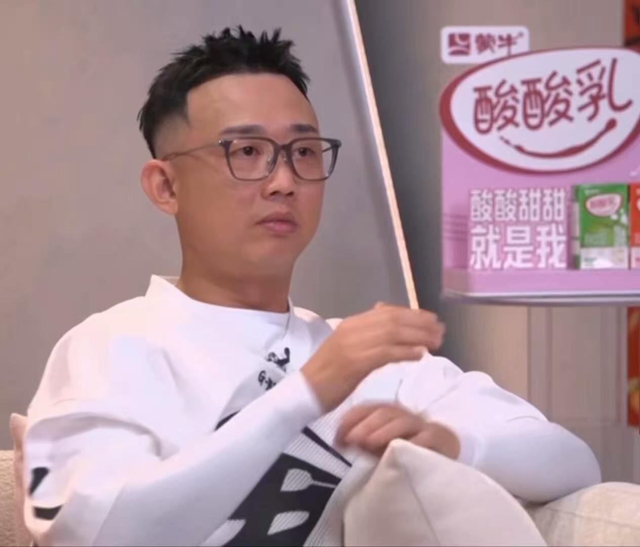 歌手特产原来是酸酸乳 这季的歌手是酸酸乳野生代言人天团吧！每次镜头扫到台下，他们