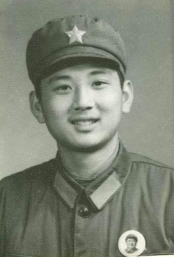 【五绝·建军纪念日感怀】烽旗忆八一，投戈半世驰。戎装留旧影，热血尚如斯。 
