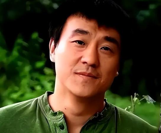 1977年，何冰与多年未见的初中同桌在小饭馆重逢，女方脱口而出“我都29了还单着