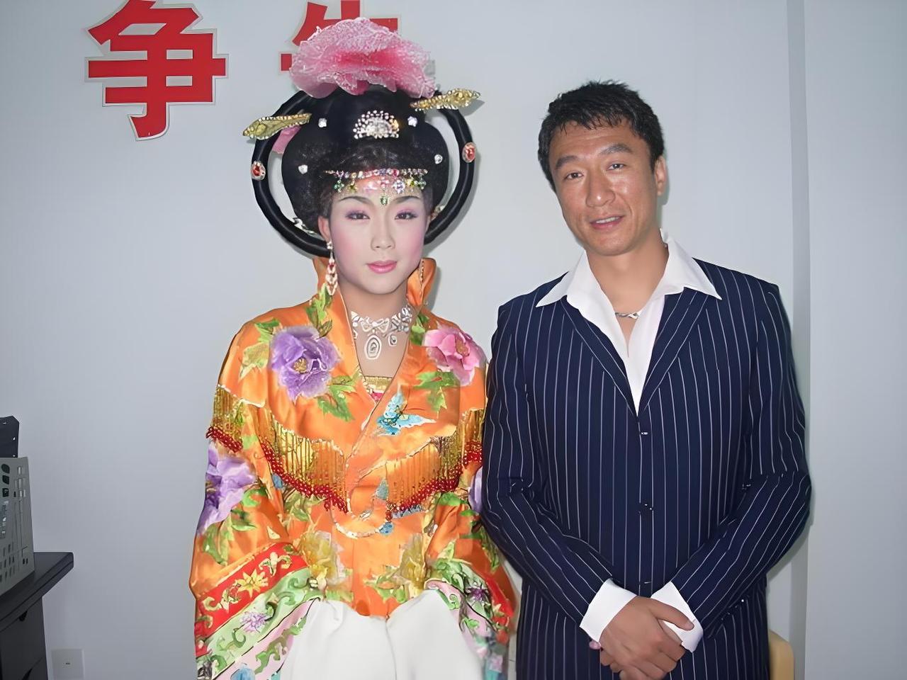 左边这位化妆打扮成杨贵妃的是李玉刚，右边这位身穿复古条纹西装的男明星是谁？