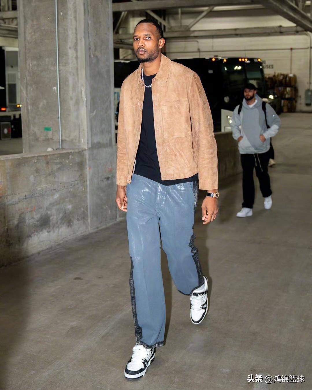 骑士球队入场照曝光，哈登米切尔确定缺席！

今天，骑士将继续客场作战，迎战东部第