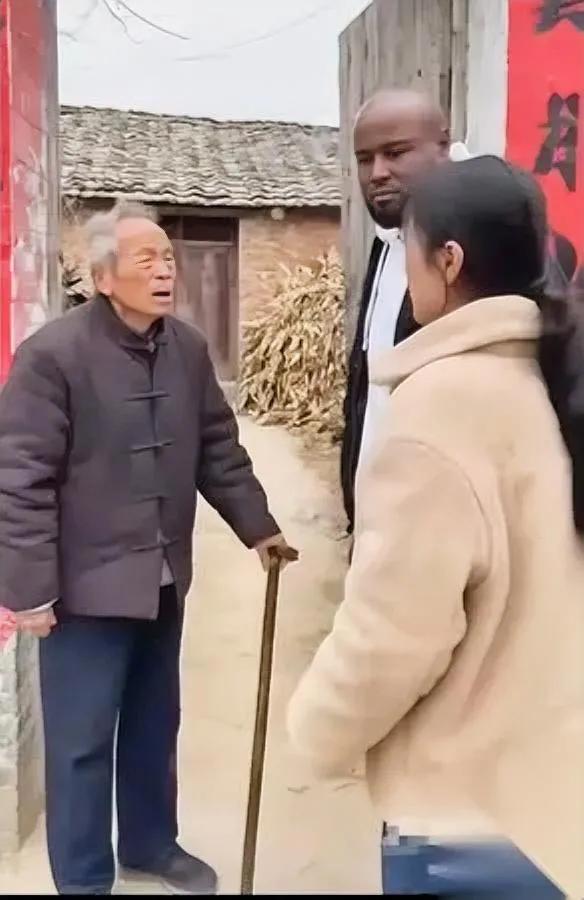 刷到条新闻，心里像塞了团湿棉花。

广东姑娘嫁黑人8年没联系爹妈，突然带老公上门