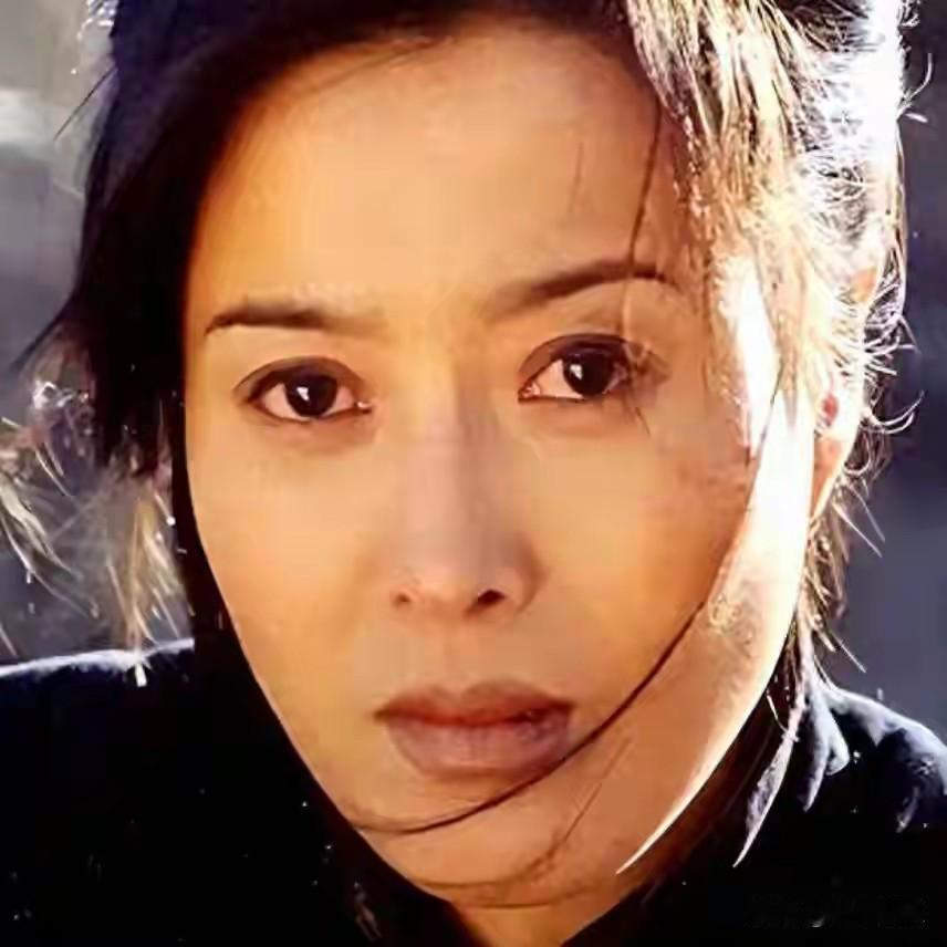 手握多项影视大奖实力不俗，两段婚姻接连破碎，深爱扶持孙红雷却遗憾分开，66岁孤身