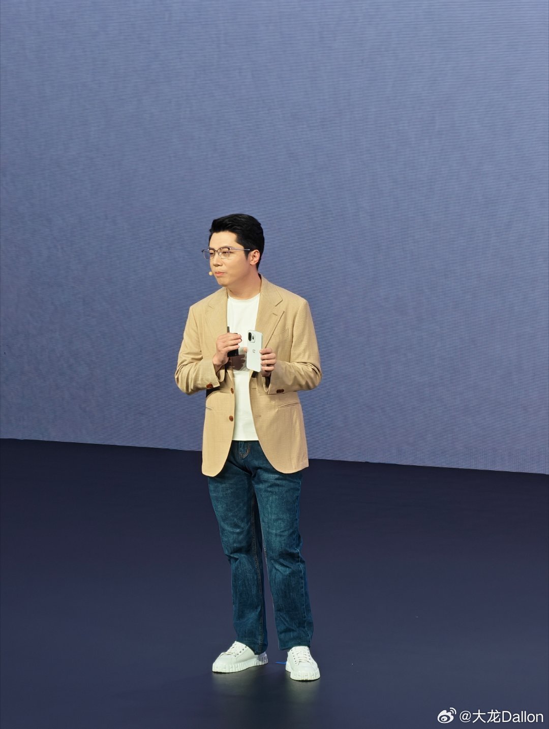 一加15T发布会来了，采用了6.32英寸的小屏幕大小，有三个配色，后盖采用了玻璃