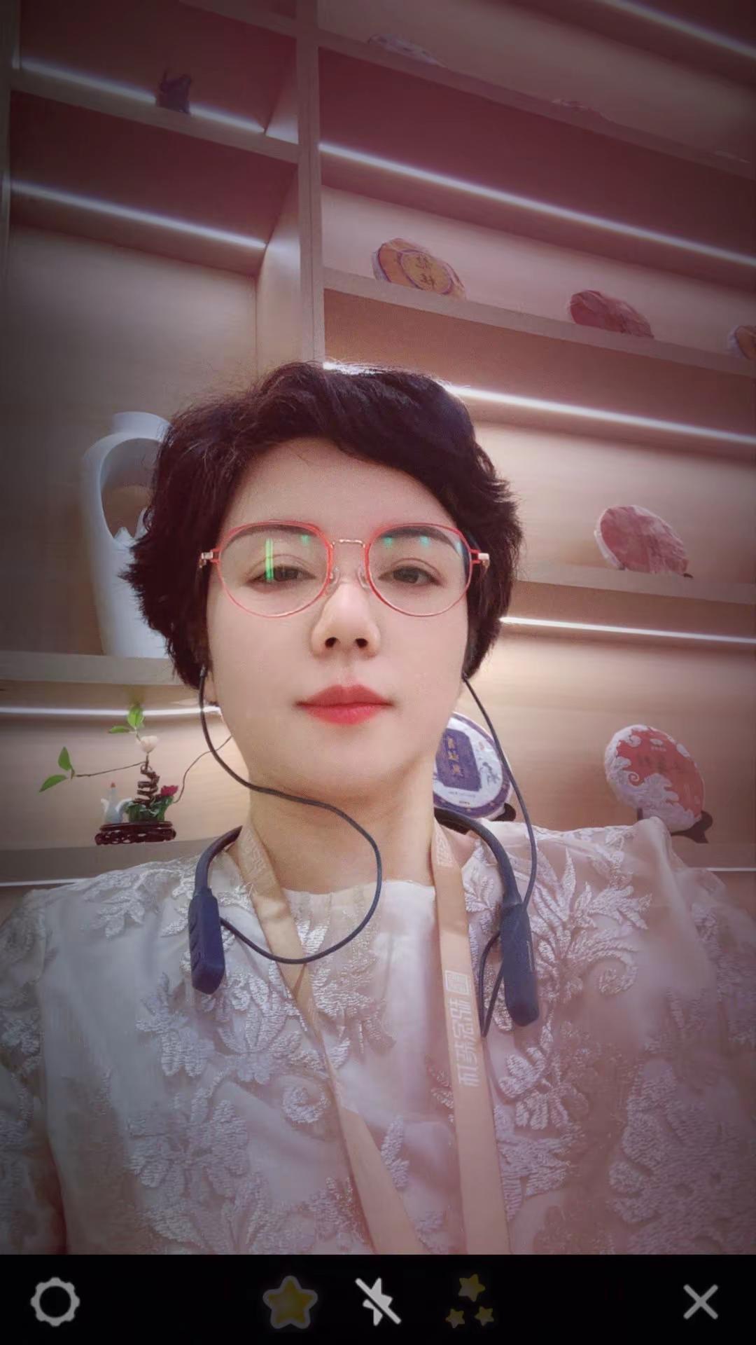 50+女性读书 成年人的疗愈方式是喝茶
