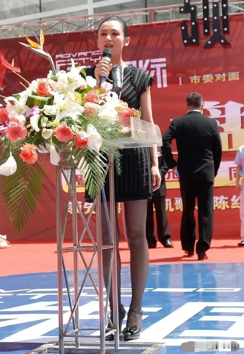 这张陈红拍的很漂亮！有几分年轻时的味道，她本来不算高，这大长腿太抢镜了。女演员只