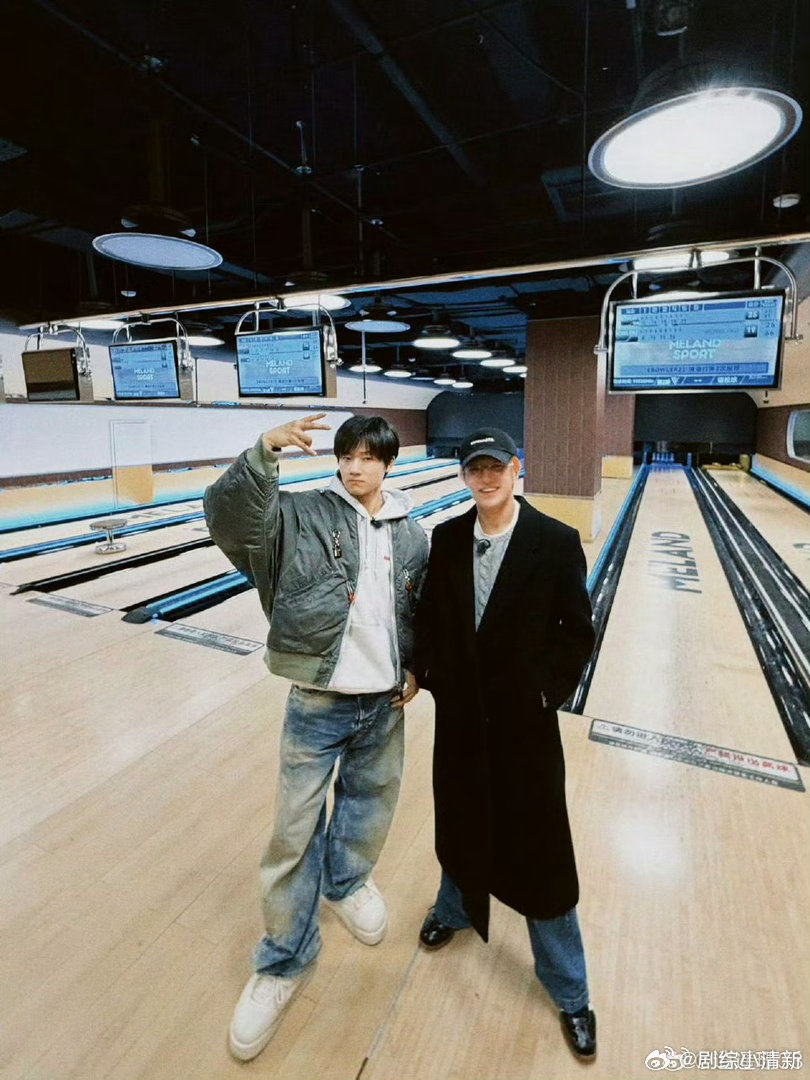 蒋敦豪说王一珩唱歌是小屁孩耍帅魔力歌先生 王一珩在台上耍帅，蒋敦豪在台下拆台。一