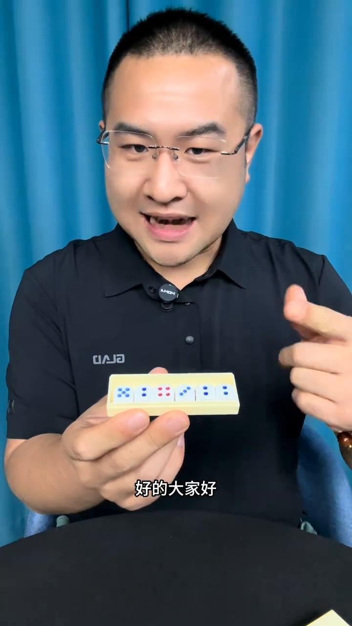 隔壁阿姨给小王介绍了对象，说他单位的小张长得很漂亮，于是他换上西装皮鞋擦锃亮，只