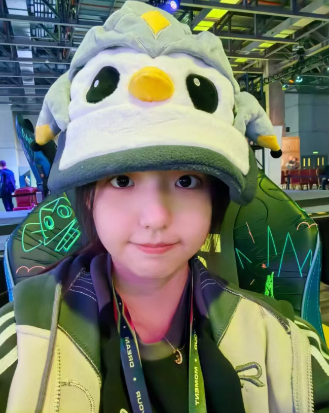 神超晒照官宣恋情，配文：牵着你的手一直走到最后，这一刻怎么回头。云顶之弈圈的主播