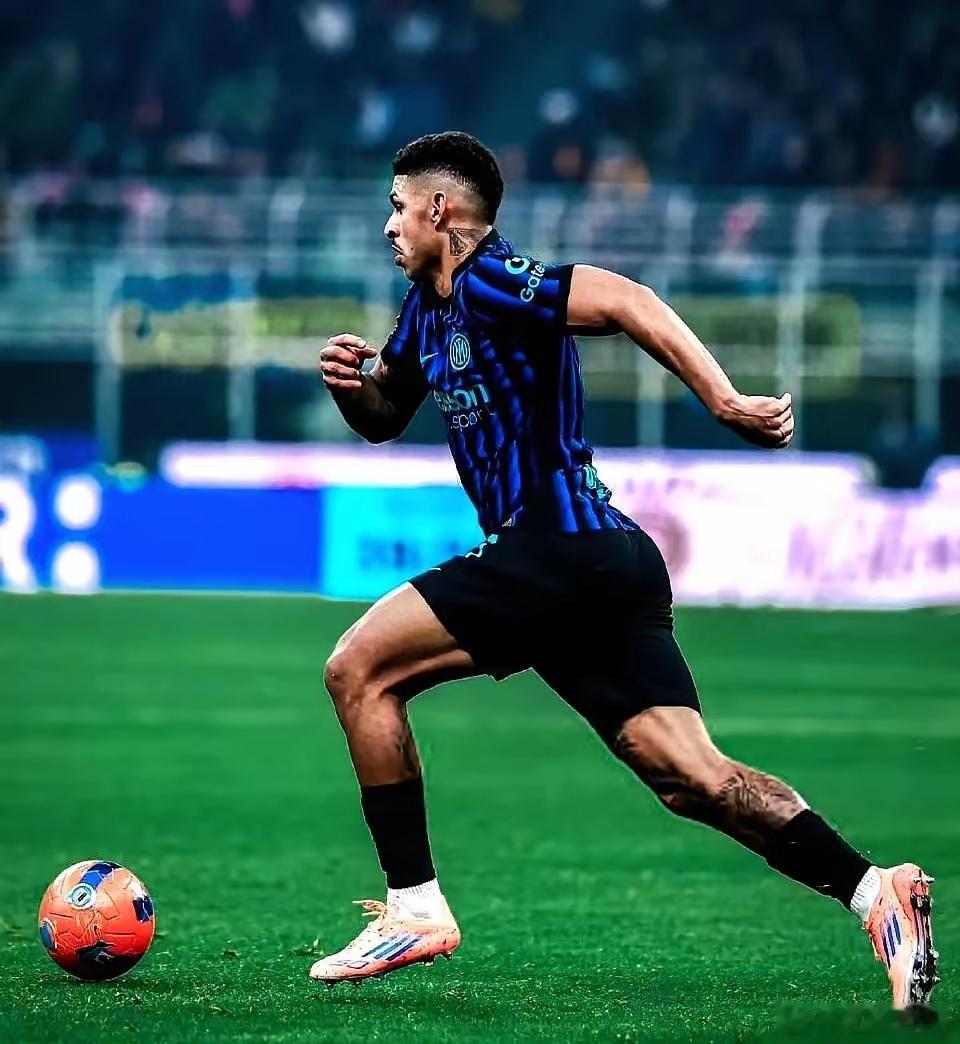 国米花了2600万欧，买了个跑得比球还快的边路飞翼，结果到现在一个球没进，你说这