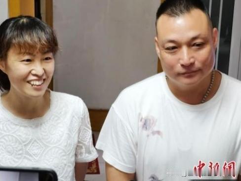 李冰洁的父亲李健，曾是河北游泳队的全国冠军，父女俩长相十分相像。
父亲为人真诚踏