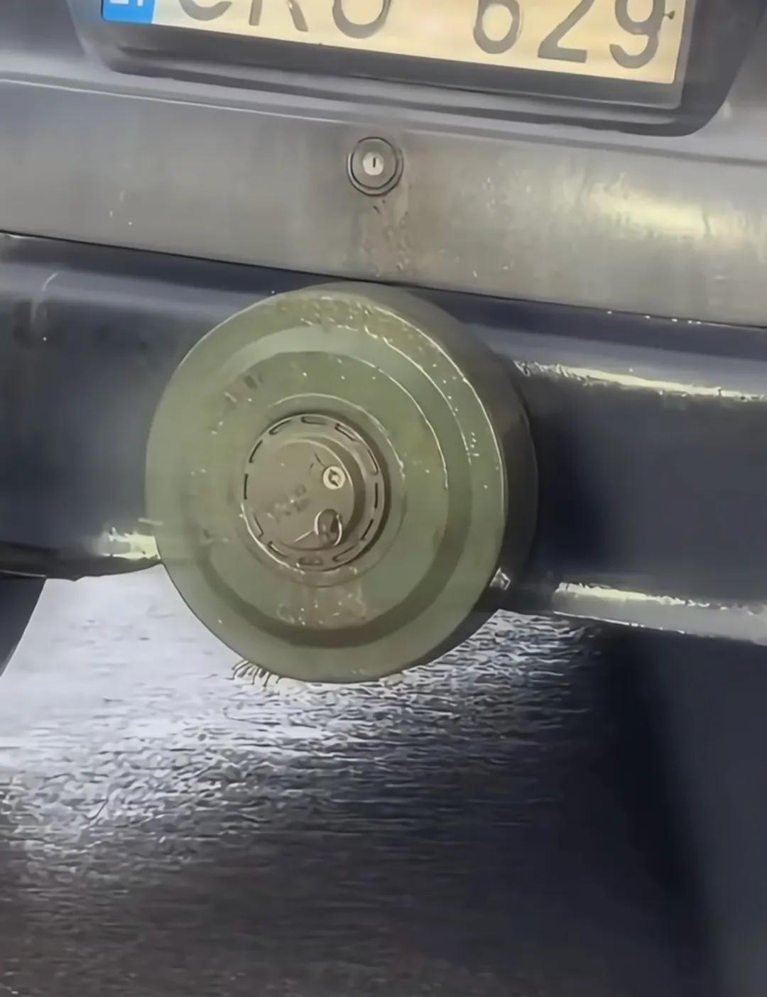 国外一辆车上装的，专治跟车距离近～